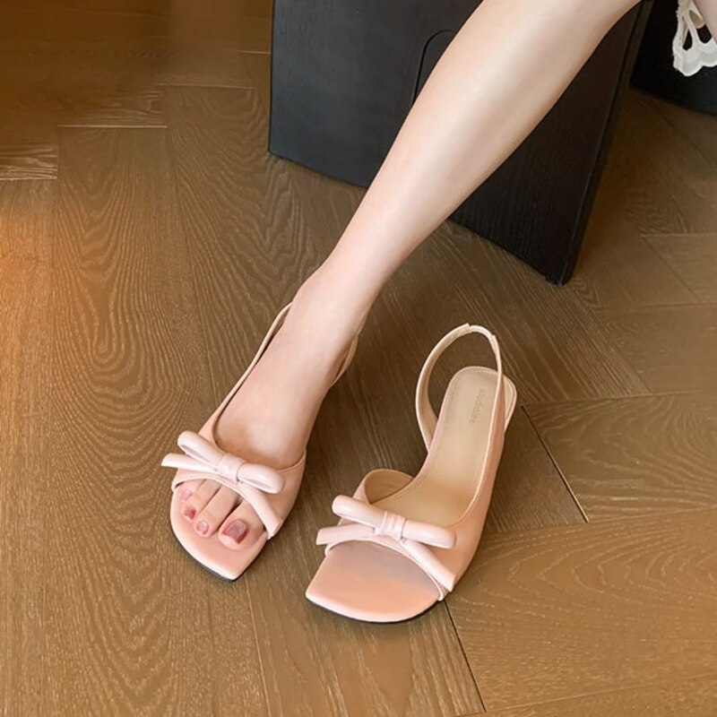 Slip Dress Satin - Elegante Satin-Sandalen mit Schleife und niedrigem